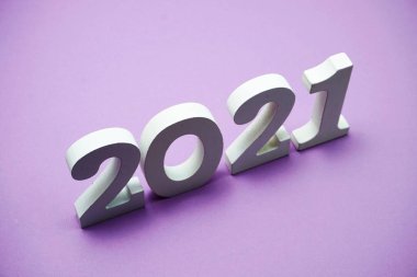 2021 Mutlu Yıllar. Mor arkaplanda uzay kopyası var.