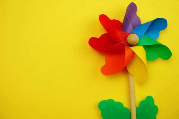 Kleurrijk Pinwheel Met Ruimte Kopie Geïsoleerd Gele Achtergrond — Stockfoto