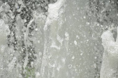 Soyut bir fıskiyenin su fışkırtması.