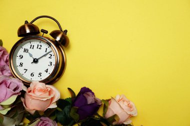 Sarı arkaplanda boşluk kopyası olan klasik alarm saati