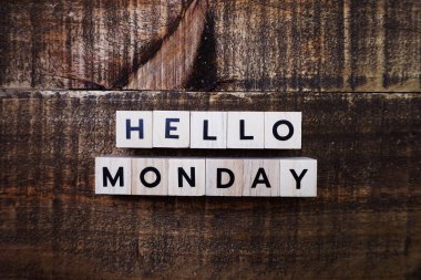 Pazartesi alfabesi harfleri alanı kopyası üzerinde ahşap arka plan ile Merhaba