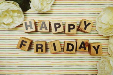 Renkli çizgili arkaplanda Mutlu Cuma alfabesi harfleri