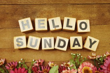 Merhaba ahşap zemin üzerinde Pazar alfabesi harfleri