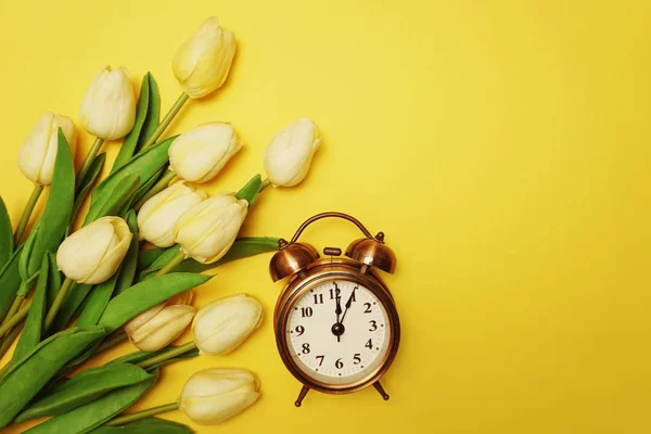 Vintage Alarm Clock Tulip Flower Space Copy Yellow Background — ストック写真
