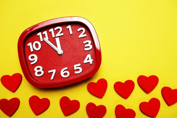 Sarı Arka Plan Üzerinde Kırmızı Kalpli Vintage Alarm Saat — Stok fotoğraf