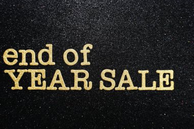 Yıl sonu kara simli arka planda alfabe satışı harfi