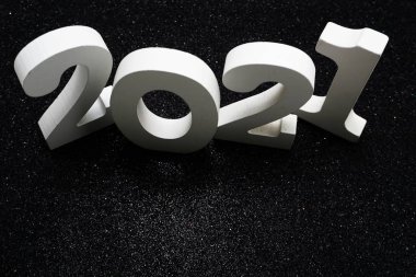 2021 Mutlu Yıllar. Siyah parıltı arkaplanının uzay kopyası.