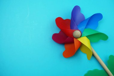 Mavi arka plan da izole edilmiş alan kopyasına sahip renkli fırıldak
