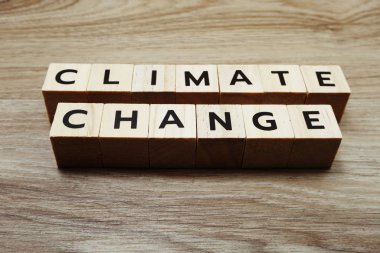 Ahşap arkaplanda iklim değişikliği harfleri