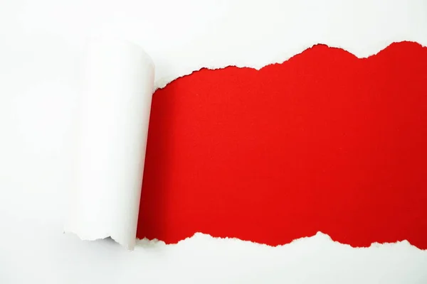 Papel Desgarrado Con Copia Espacio Sobre Fondo Rojo — Foto de Stock