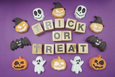 Mutlu Cadılar Bayramı alfabesi harfleri mor arkaplandaki üst görünüm