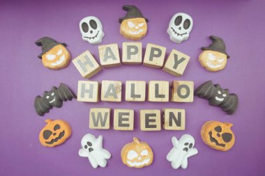 Mutlu Cadılar Bayramı alfabesi harfleri mor arkaplandaki üst görünüm