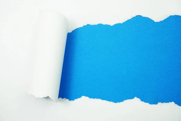 Papier Mit Leerzeichen Auf Blauem Hintergrund Zerrissen — Stockfoto