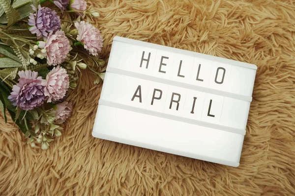 Hallo April Wort Leuchtkasten Und Blumenstrauß — Stockfoto