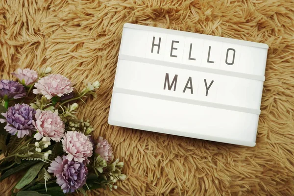 Γεια Σας Μάιος Λέξη Στο Φως Κουτί Και Λουλούδι Μπουκέτο — Φωτογραφία Αρχείου