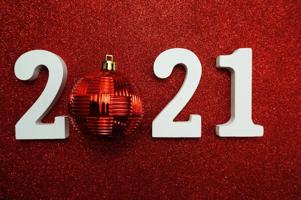 2021 Christmas Ball Decoration Flat Lay Red Glitter Background — Stockfoto