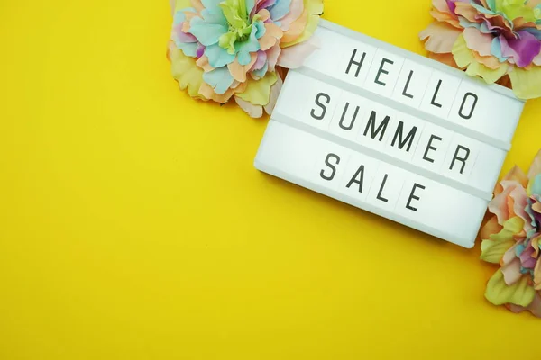 Hallo Sommer Verkauf Text Leuchtkasten Mit Bunten Blume Auf Gelbem — Stockfoto