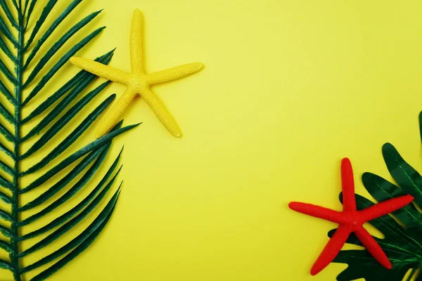 Fondo Verano Con Estrellas Mar Hojas Verdes Sobre Fondo Amarillo — Foto de Stock