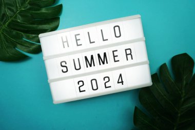 Merhaba Yaz 2024 Işık Kutusunda kelime