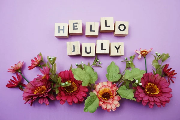 Γεια Σας July Αλφάβητο Γράμματα Ροζ Διακόσμηση Λουλουδιών Μωβ Φόντο — Φωτογραφία Αρχείου