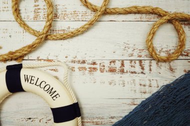 Tahta arka planda uzay kopyası olan Lifebuoy Denizcilik Dekorasyonu