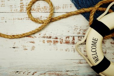 Tahta arka planda uzay kopyası olan Lifebuoy Denizcilik Dekorasyonu