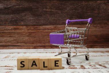 Ahşap arka planda Alfabe Mektubu ve Mini Trolley Arabası