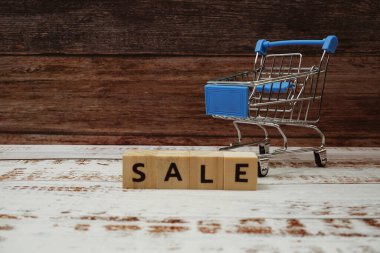 Ahşap arka planda Alfabe Mektubu ve Mini Trolley Arabası