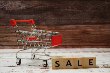 Ahşap arka planda Alfabe Mektubu ve Mini Trolley Arabası