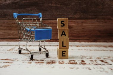 Ahşap arka planda Alfabe Mektubu ve Mini Trolley Arabası