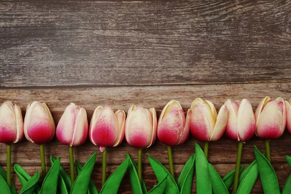 Rosafarbener Tulpenstrauß Mit Platz Für Textilien Vor Einem Hölzernen Hintergrund — Stockfoto