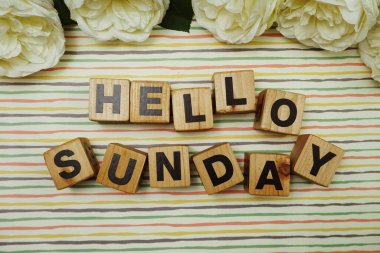 Merhaba renkli çizgili Pazar alfabesi harfleri.