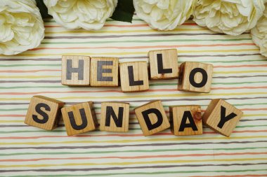 Merhaba renkli çizgili Pazar alfabesi harfleri.