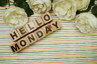 Merhaba Pazartesi alfabe harfleri renkli çizgili arka plan