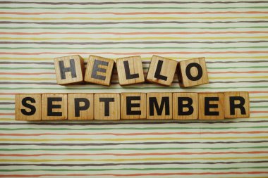 Merhaba Eylül alfabesi harfleri ile renkli çizgili arkaplan kopyası