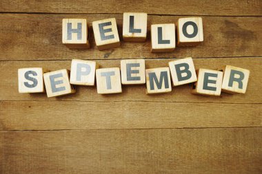 Tahta arka planda Hellow Eylül alfabesi harfleri