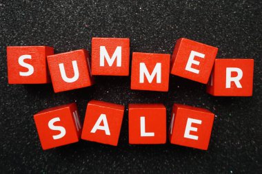 Siyah simli arka planda yaz indirimi alfabesi harfi