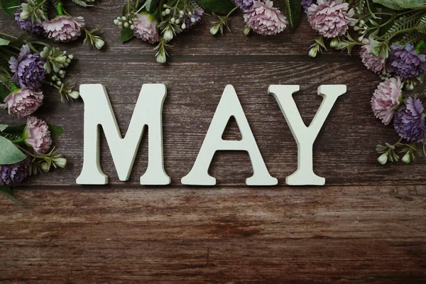 木製の背景に花の装飾が施された5月のアルファベット — ストック写真