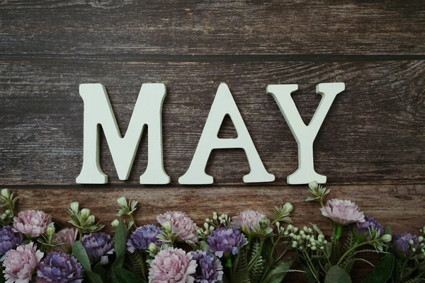 Mei Alfabet Letters Met Bloemdecoratie Houten Achtergrond — Stockfoto