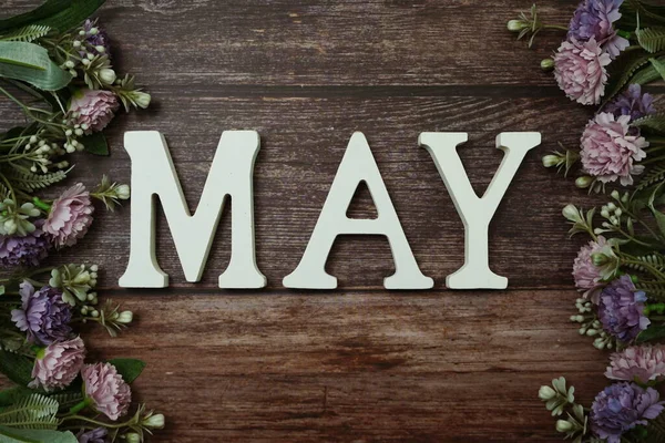木製の背景に花の装飾が施された5月のアルファベット — ストック写真