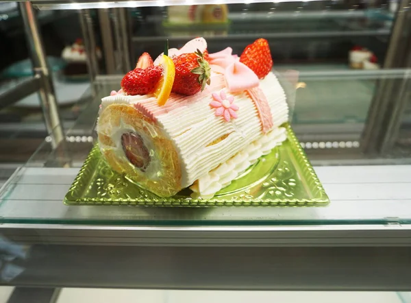 Gâteau Sucré Aux Fraises Dans Boulangerie — Photo