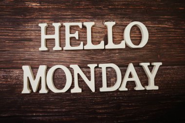 Merhaba Pazartesi alfabe harfi ahşap arka planda