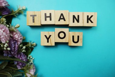 Mavi arkaplanda boşluk kopyası olan alfabe harflerine teşekkürler