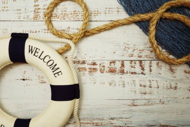 Tahta arka planda uzay kopyası olan Lifebuoy Denizcilik Dekorasyonu