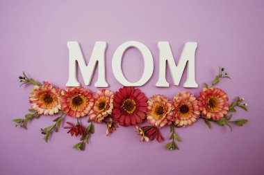 Anne ve çiçek dekorasyonu. Anneler günü geçmişi.