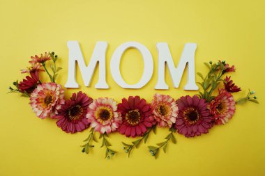 Anne ve çiçek dekorasyonu. Anneler günü geçmişi.