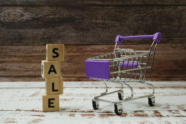 Ahşap arka planda Alfabe Mektubu ve Mini Trolley Arabası