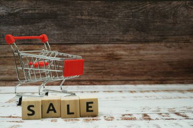 Ahşap arka planda Alfabe Mektubu ve Mini Trolley Arabası