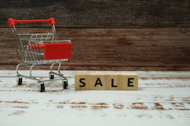 Ahşap arka planda Alfabe Mektubu ve Mini Trolley Arabası