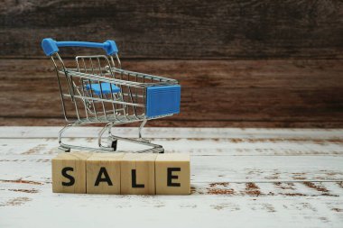 Ahşap arka planda Alfabe Mektubu ve Mini Trolley Arabası